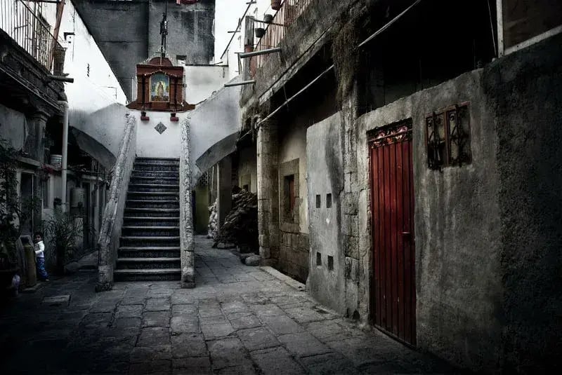 1024px-Vecindad_Neighbourhood_(2563738494) (1)