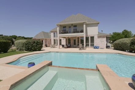 Albercas suben casi 20% valor de casas