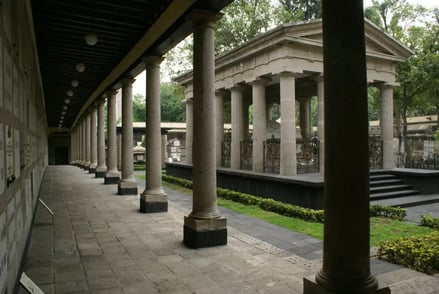 ¿Vivirías cerca de un panteón?