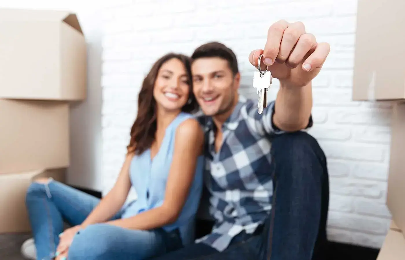 pareja que se acaba de mudar a una casa al rentar sin aval